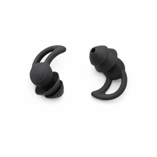 Pehmeät mustat silikonikorvatulpat nukkumiseen valkoisella taustalla